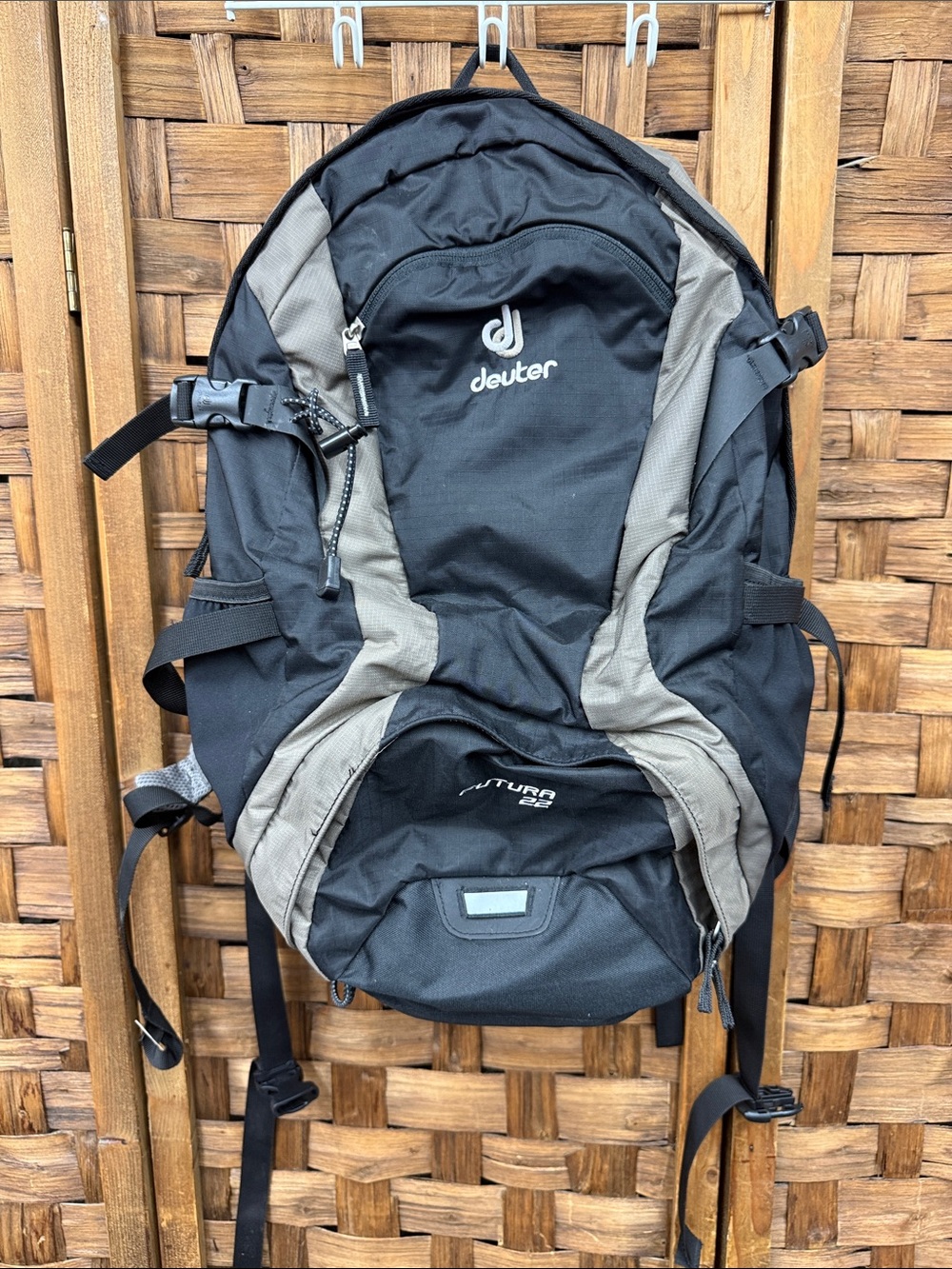 Deuter Futura 22 Men’s Backpack - Black & Gray